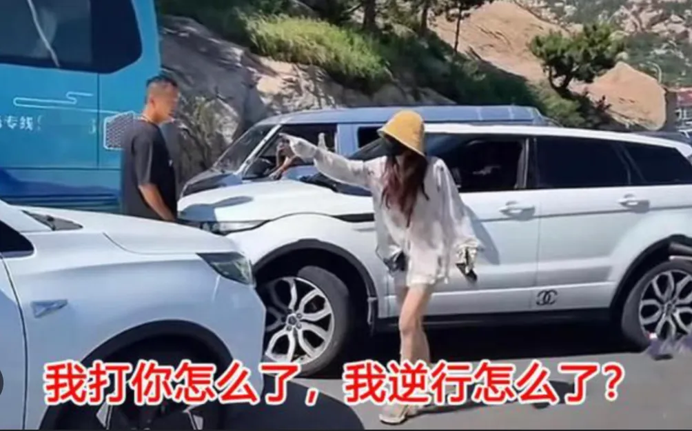 青岛路虎女“持械”暴打退伍军人，真实身份背景、同行黑衣男热搜 第4张